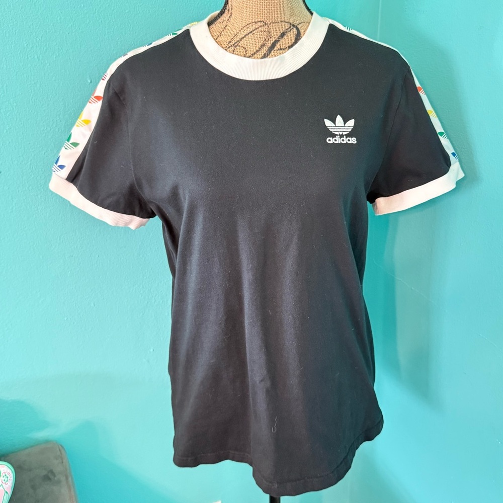 EUC Men’s Adidas Short Sleeve Muli-Color Hit on Shoulders T-shirt Size Small